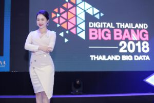 Thy Nga trong một sự kiện khởi nghiệp tại Thái Lan V-Startup tham gia điều phối.